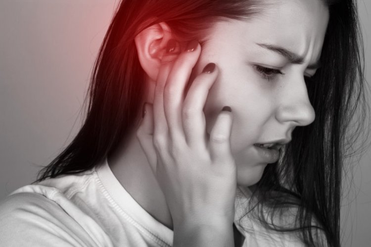 कान का दर्द दूर करने के घरेलु नुस्खे | Ear Pain Treatment In Hindi