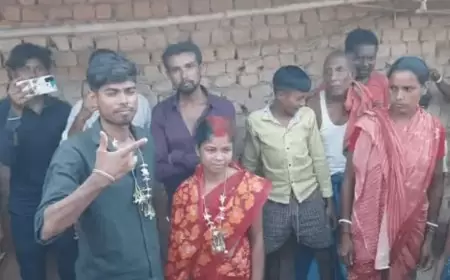 जमशेदपुर के बड़ाखूर्शी गांव में प्रेमी संजीव महतो की प्रेमिका से छुपकर मिलने पर ग्रामीणों ने पकड़ा, पंचायत ने कराई शादी।