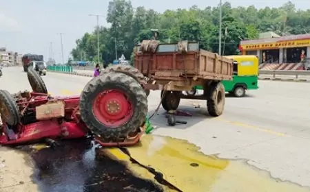 घाटशिला के एनएच पर अनियंत्रित होकर ट्रैक्टर पलटा, चालक घायल, एमजीएम रेफर