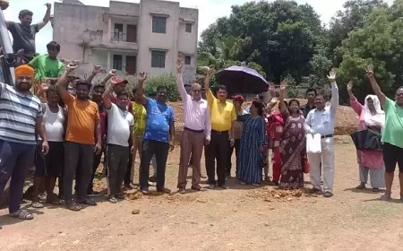जमशेदपुर में ग्रामीणों का विरोध: सीतारामडेरा कुआं मैदान में भवन निर्माण का काम बंद