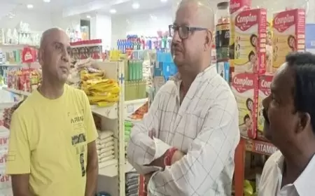 स्क्रू ड्राइवर से दरवाजा खोला और कर ली चोरी