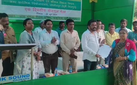 जमशेदपुर ग्रामीण रोजगार मेला – चाकुलिया में लगा रोजगार मेला, 24 कंपनियों ने स्टाल लगाकर युवाओं से लिया आवेदन
