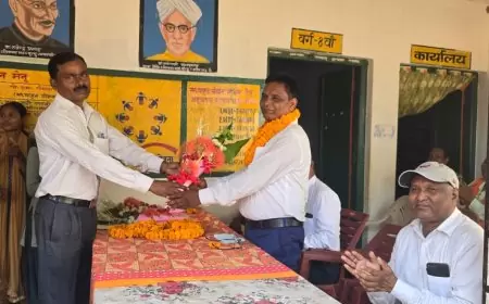 Jamshedpur  Teacher Retirement : सोनुवा में अवकाश प्राप्त शिक्षक रजनीकांत सिंह को दी गई भावभीनी विदाई