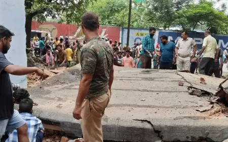 जमशेदपुर  टाटा स्टील के क्वार्टर का मलबा गिरा