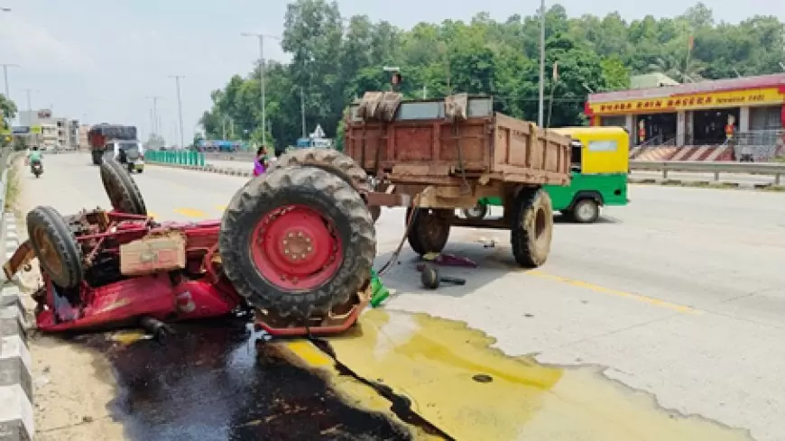 घाटशिला के एनएच पर अनियंत्रित होकर ट्रैक्टर पलटा, चालक घायल, एमजीएम रेफर