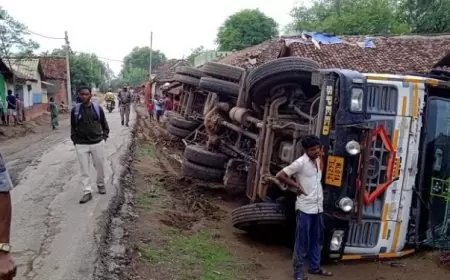 कोवाली में ट्रेलर के पलटने से दो मकान क्षतिग्रस्त