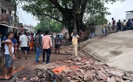 देवघर में तीन मंजिला इमारत गिरी: 10-12 लोग फंसे, राहत कार्य जारी
