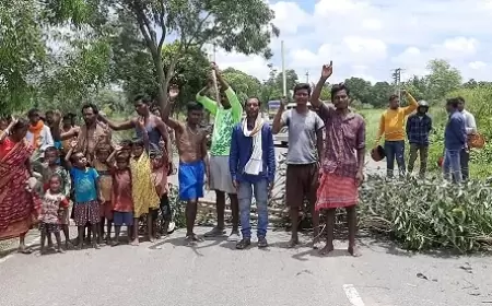 गालूडीह के बागालगोड़ा में सड़क की मांग को लेकर सबरों ने किया सड़क जाम, आश्वासन देने पहुंची सीओ पर भड़के