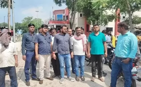बर्मामाइंस कैरेज कॉलोनी हत्या मामले को लेकर गुस्से में लोग, शव के साथ थाना पर किया प्रदर्शन