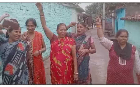 नाली की साफ सफाई नहीं होने के कारण महिलाओं ने किया प्रदर्शन महानंद बस्ती में , नारे लगाए जेएनएसी मुर्दाबाद।