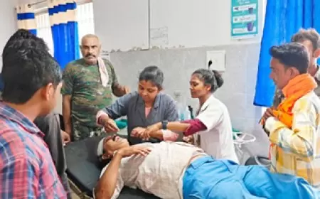 घाटशिला में सड़क दुर्घटना: बाइक ने स्कूटी को मारी टक्कर, व्यक्ति गंभीर रूप से घायल