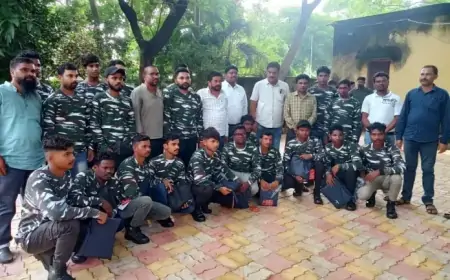 विधायक और डीएफओ ने चाकुलिया में 48 हाथी मित्र युवाओं के बीच किट का वितरण