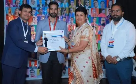 निश्चय फाउंडेशन के संस्थापक तरुण कुमार व पर्वतारोही आलोक कुमार कोलकाता में इंटरनेशनल डॉ कलाम यूथ रत्न अवार्ड 2024 से हुए सम्मानित