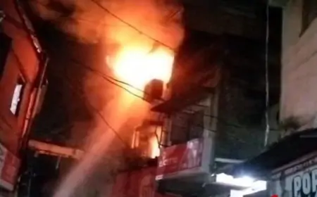 जमशेदपुर: टेल्को के खरंगाझार बाजार में मिश्रा मोबाइल दुकान में लगी भीषण आग, लाखों का नुकसान
