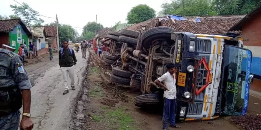 कोवाली में ट्रेलर के पलटने से दो मकान क्षतिग्रस्त