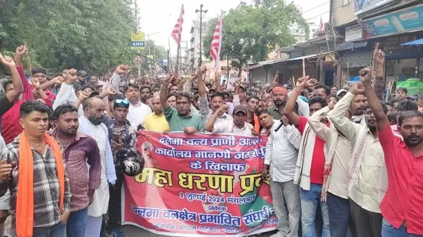 क्या हुआ जब आदिवासी-मूलवासी समुदाय ने पारंपरिक हथियारों के साथ किया मानगो वन विभाग का घेराव?