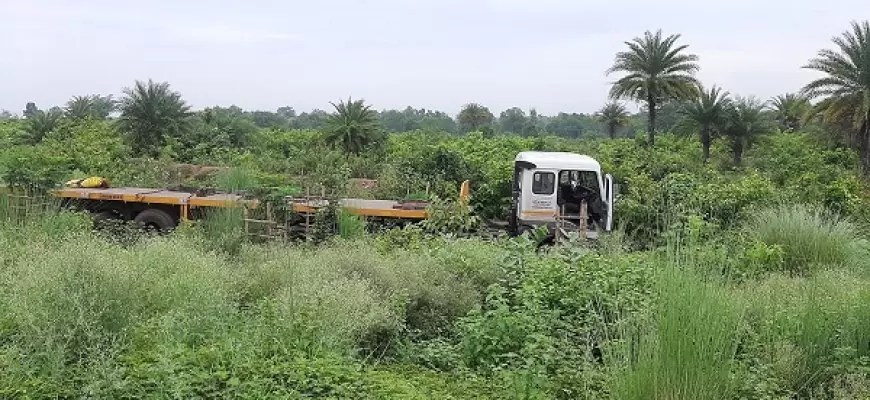 क्या हुआ जब एमजीएम थाना क्षेत्र में अनियंत्रित ट्रेलर सड़क किनारे गड्ढे में जा घुसी?