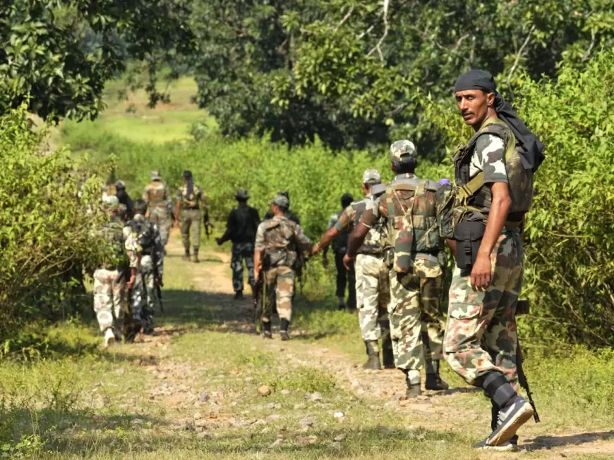 नक्सलियों का खौफनाक चेहरा: सोनुआ में युवक की गोली मारकर हत्या, मोटरसाइकिल जलाई