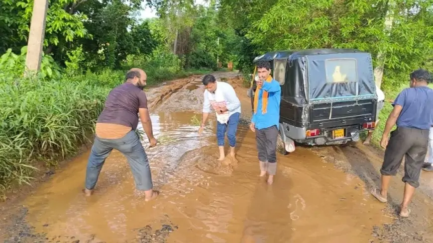 जमशेदपुर ग्रामीण – बोड़ाम के हाथी खेदा मंदिर को जोड़ने वाली जर्जर सड़क पर भाजपा नेता का अनोखा विरोध प्रदर्शन