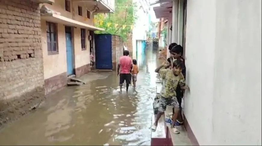 जमशेदपुर के बागबेड़ा क्षेत्र के निचले इलाकों में नाले का पानी घुसने से स्थिति बद से बदतर