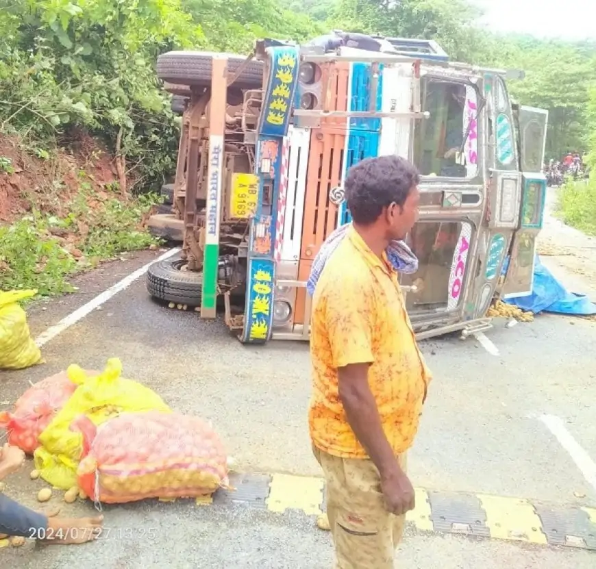 ट्रक पलटा, आलू बिखरे, ग्रामीणों की 'फ्री फॉर ऑल' में आलू लूटने की होड़