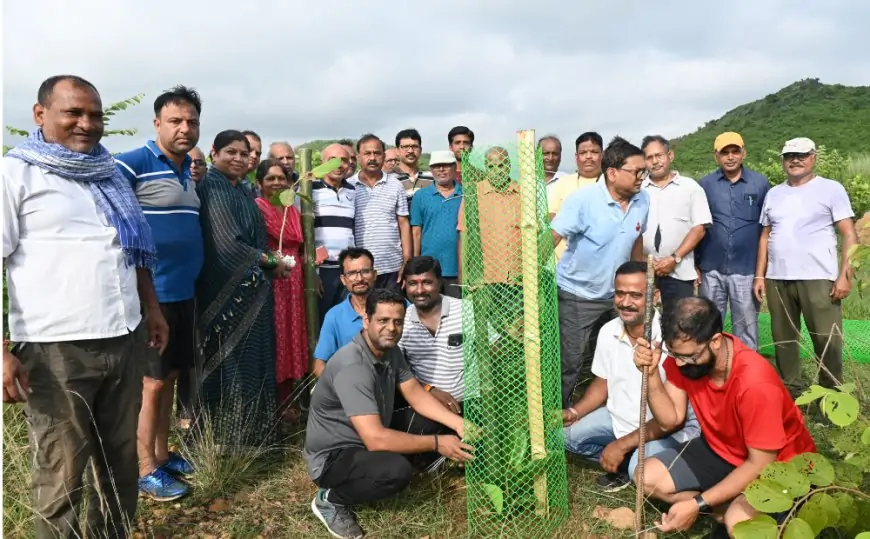 प्राकृतिक संतुलन के लिए गोविंदपुर थीम पार्क सड़क के किनारे लोगों ने लगाऐ 100 पौधे , नियमित संरक्षण का लिया संकल्प।