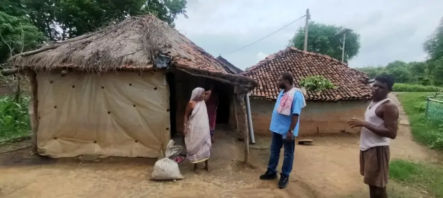 चेकाम गावँ में सरकारी योजनाओं की कमी पर समाजसेवी ज्योतिर्मय दास का निरीक्षण