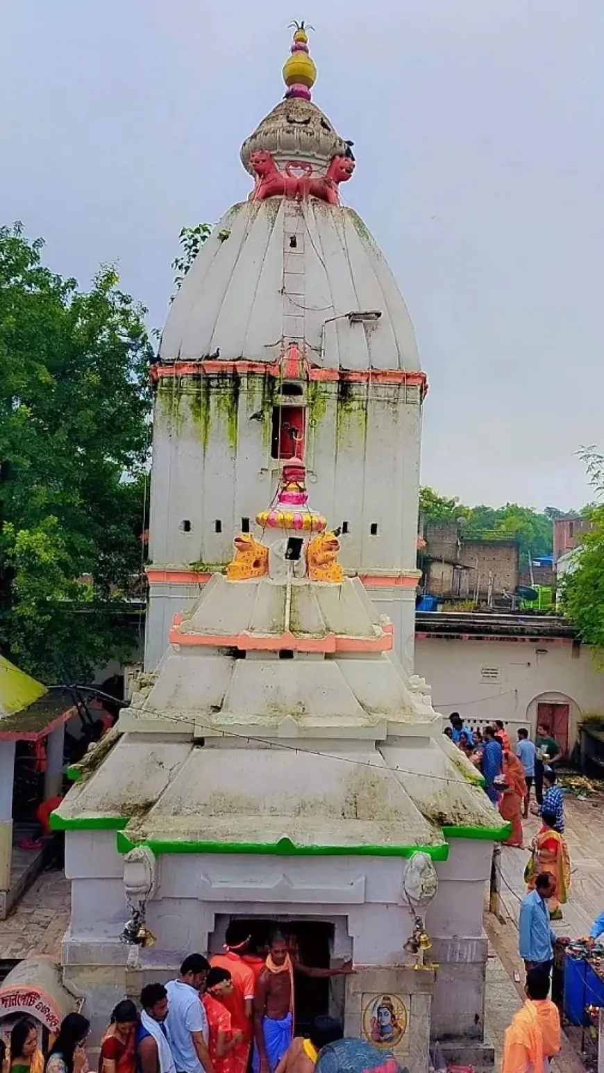 बहरागोड़ा के चित्रेश्वर शिव मंदिर में जलाभिषेक के लिए उमड़ी भक्तों की भीड़, हर-हर महादेव के नारे से गुंजायमान हुआ शिवालय