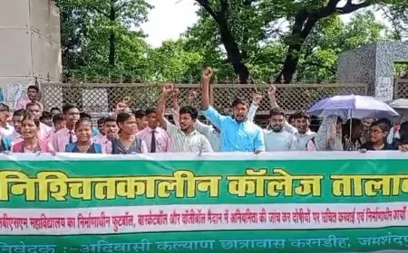 कॉलेज परिसर की बदहाली से नाराज़ छात्रों का अनिश्चितकालीन तालाबंदी प्रदर्शन