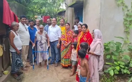 चाकुलिया में संपूर्ण मानवता कल्याण संघ ने वृद्ध को उपलब्ध कराया वॉकर