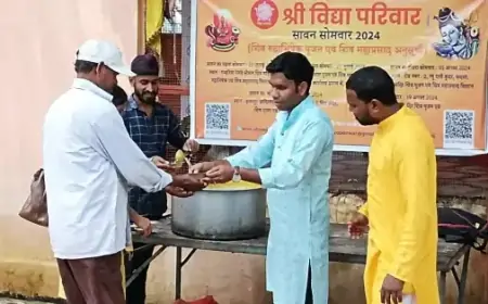 जमशेदपुर के कदमा न्यू रानी कुदर शिव मंदिर में विद्या परिवार ने भक्तों के बीच बांटा महाप्रसाद