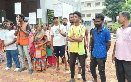 जुगसलाई में सफाई कर्मियों का विरोध प्रदर्शन: संवेदक के खिलाफ खोला मोर्चा