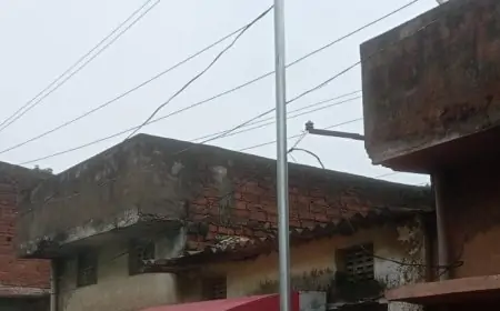 जेम्को बस्ती में विधायक सरयू राय की पहल से लगी सोलर लाइट, लोगों ने  कहा - अब अंधेरे से निजात मिलेगी।