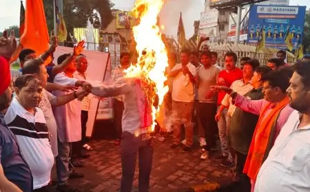 साकची गोलचक्कर में भाजपा नेता अभय सिंह ने बांग्लादेश के सेना प्रमुख और कट्टरपंथी संगठनों का पुतला जलाया