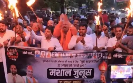 हेमंत सरकार की युवा विरोधी नीतियों के खिलाफ भाजयुमो का मशाल जुलूस: जमशेदपुर में उठी आक्रोश की लहर