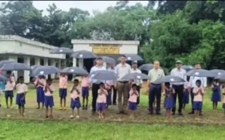 यूसिल ने स्कूली बच्चों के बीच बांटे 100 छाते, बच्चों के खिले चेहरे