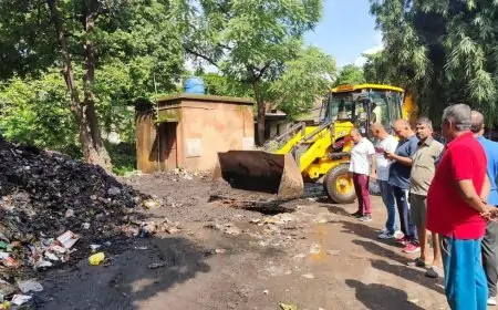 गंदगी के बीच रह रहे लोगों को समाजसेवी शिव शंकर सिंह ने दिलाई राहत, जेसीबी चलवाकर रास्ते करवाए साफ