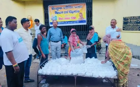 भाजपा नेता शिव शंकर सिंह ने बस्ती में किया ब्लीचिंग पाउडर का वितरण, मच्छरों से बचाव का संदेश