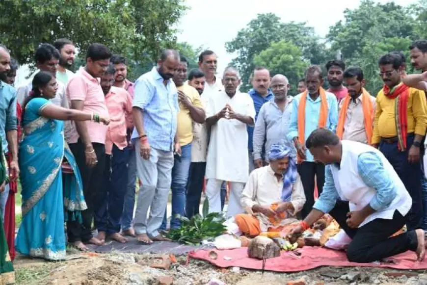 जुगसलाई विधायक मंगल कालिंदी और पारितोष सिंह ने किया गोविंदपुर में सामुदायिक भवन का भूमि पूजन, नाई समाज को समर्पित