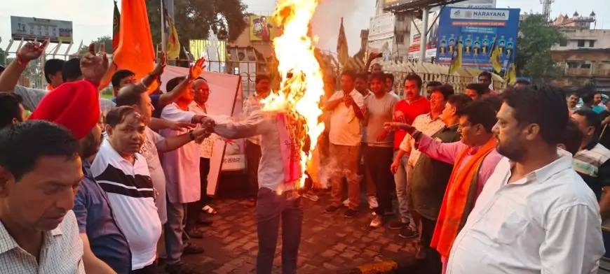 साकची गोलचक्कर में भाजपा नेता अभय सिंह ने बांग्लादेश के सेना प्रमुख और कट्टरपंथी संगठनों का पुतला जलाया