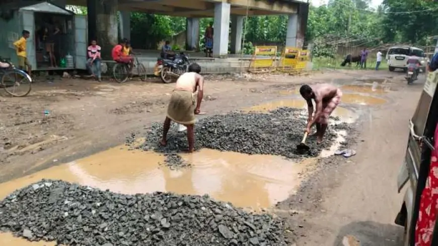 चित्रेश्वर शिव मंदिर के रास्ते में बड़े-बड़े गड्ढे, श्रद्धालुओं को हो रही थी परेशानी, पूर्व विधायक  कुणाल षाड़ंगी  ने किया समाधान