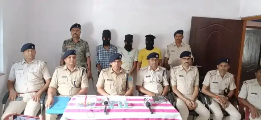 आदित्यपुर पुलिस की बड़ी कार्रवाई: तीन हिस्ट्रीशीटर गिरफ्तार, पांच मोटरसाइकिल और एक देसी कट्टा बरामद