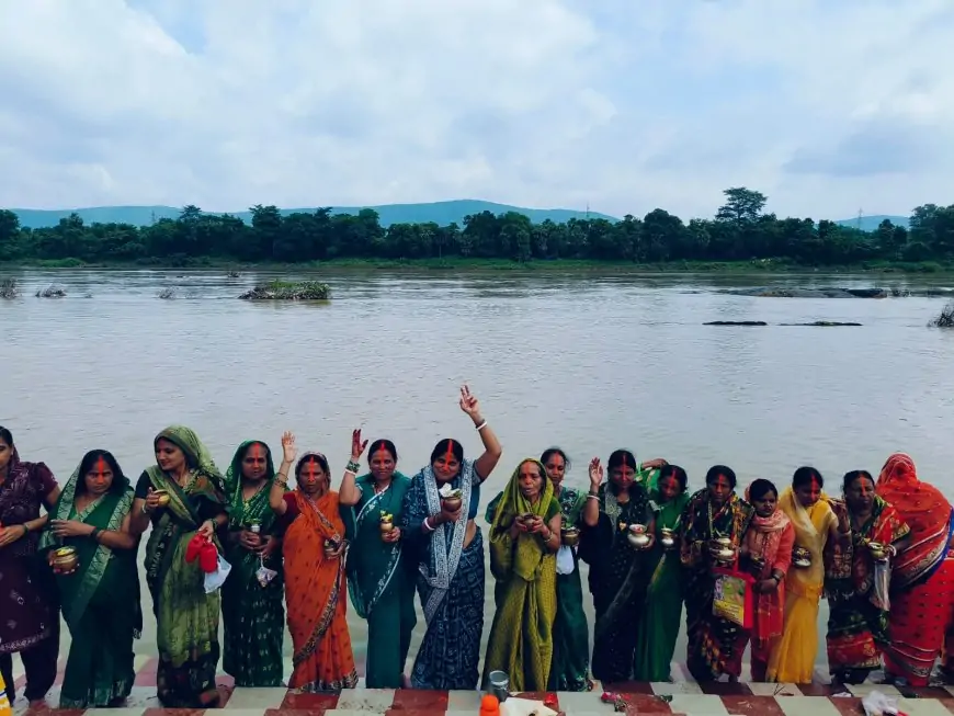 सावन की आखिरी सोमवारी पर शिव जी का जलवा! कॉलोनी की महिलाओं ने जल अर्पित कर मनाई 'शिव शक्ति' की पूजा