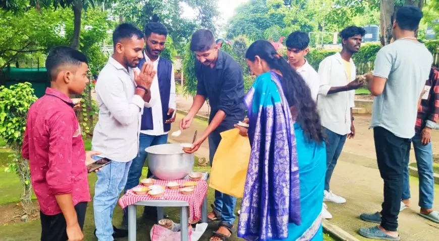 टेल्को राम मंदिर में जन्माष्टमी पर प्रसाद वितरण, झामुमो युवा नेता प्रहलाद लोहरा समेत कई शामिल