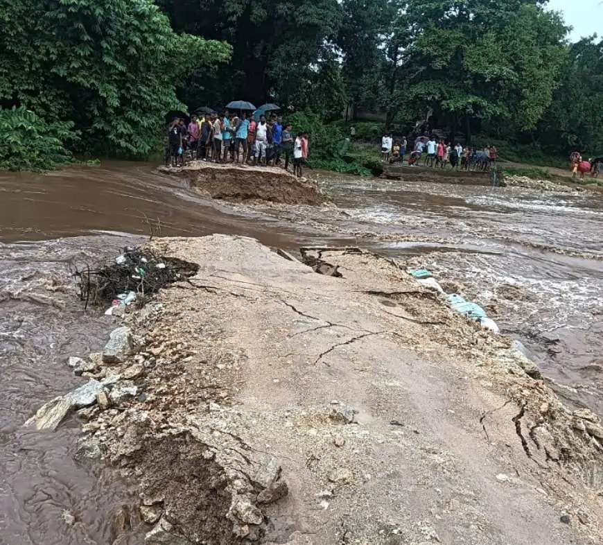 कराइकेला पंचायत: भारी बारिश के बाद संजय नदी में बाढ़, डायवर्सन बहा, पांच पंचायतों का संपर्क कटा