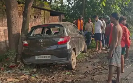 कांड्रा हादसा: कार ने बाउंड्री में मारी टक्कर, कार के उड़े परखच्चे, बाल-बाल बचे तीन युवक