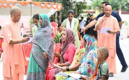 गोरखनाथ मंदिर में सीएम योगी ने बच्चों को दिया आशीर्वाद और चॉकलेट, उज्ज्वल भविष्य की कामना