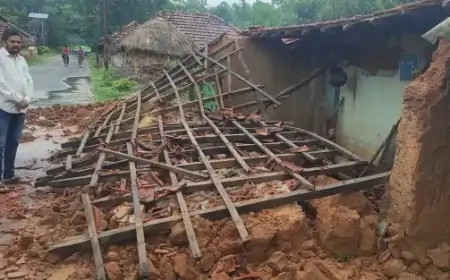 चाकुलिया में लगातार बारिश से घर ध्वस्त, विधायक ने किया प्रभावित परिवारों की मदद
