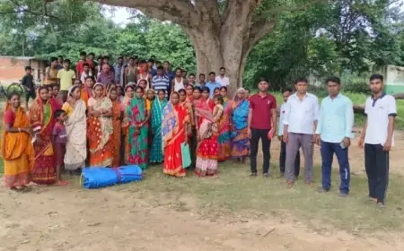 झारखंड: आंगनबाड़ी सेविका के पति पर घूस मांगने का आरोप, ग्रामीणों का विरोध