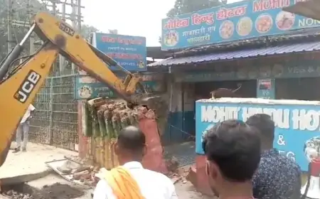टाटानगर रेलवे स्टेशन पर मोहित होटल का ध्वस्तीकरण, इलाके में मचा हड़कंप